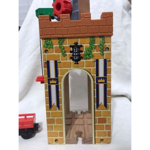 THOMAS & FRIENDS WOODEN RAILWAY CASTLE CRANE KING OF THE RAILWAY - Picture 5 of 10